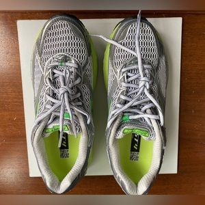 BROOKS GHOST 4  *NEW* with box
SOLD